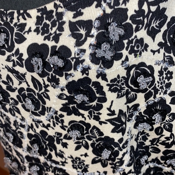 Newport news beaded flower top size XL - Picture 2 of 7